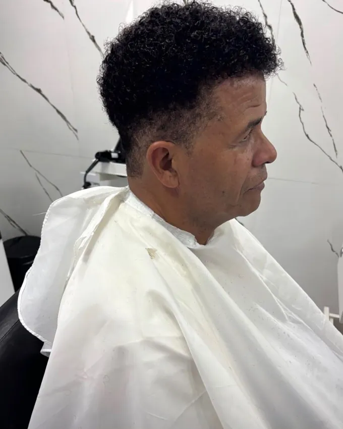 O mesmo cliente depois da aplicação da prótese capilar na Recriare Beleza