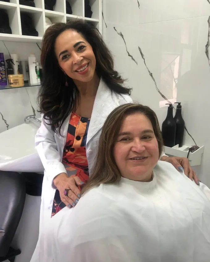 Cliente da Recriare Beleza com prótese capilar em cabelo natural